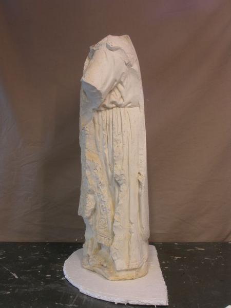 statue : saint Piat, profil gauche, vue générale