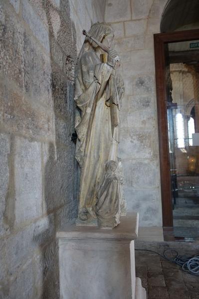 groupe sculpté : Vierge à l'enfant avec un donateur, profil droit, vue générale