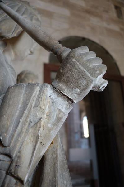 groupe sculpté : Vierge à l'enfant avec un donateur, détail