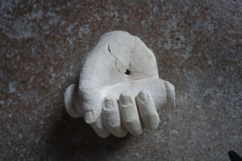 groupe sculpté : Vierge à l'enfant avec un donateur, détail