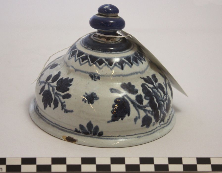 couvercle d’un pot à pharmacie, vue générale - © Ministère de la Culture (France), Médiathèque du patrimoine et de la photographie (département de la documentation), tous droits réservés