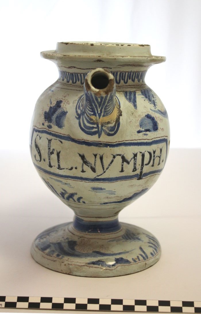 pot à pharmacie (chevrette) portant l’inscription S.Fl.nymph, vue générale - © Ministère de la Culture (France), Médiathèque du patrimoine et de la photographie (département de la documentation), tous droits réservés