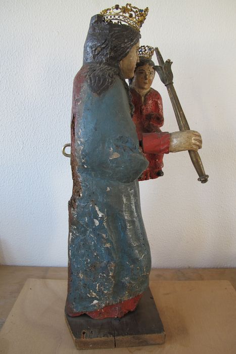 statue : Vierge à l'Enfant dite Notre-Dame-d'Echenoz ou Notre-Dame-de-la-Solborde, profil droit, vue générale - © Ministère de la Culture (France), Médiathèque du patrimoine et de la photographie (département de la documentation), tous droits réservés
