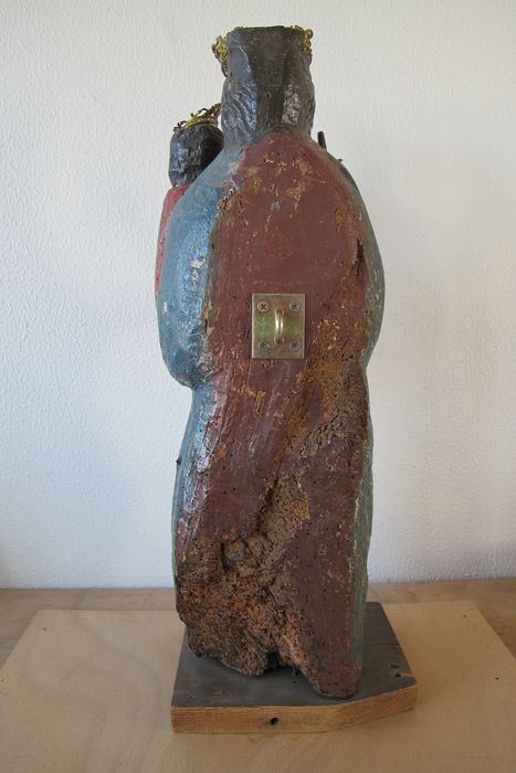 statue : Vierge à l'Enfant dite Notre-Dame-d'Echenoz ou Notre-Dame-de-la-Solborde, revers, vue générale - © Ministère de la Culture (France), Médiathèque du patrimoine et de la photographie (département de la documentation), tous droits réservés