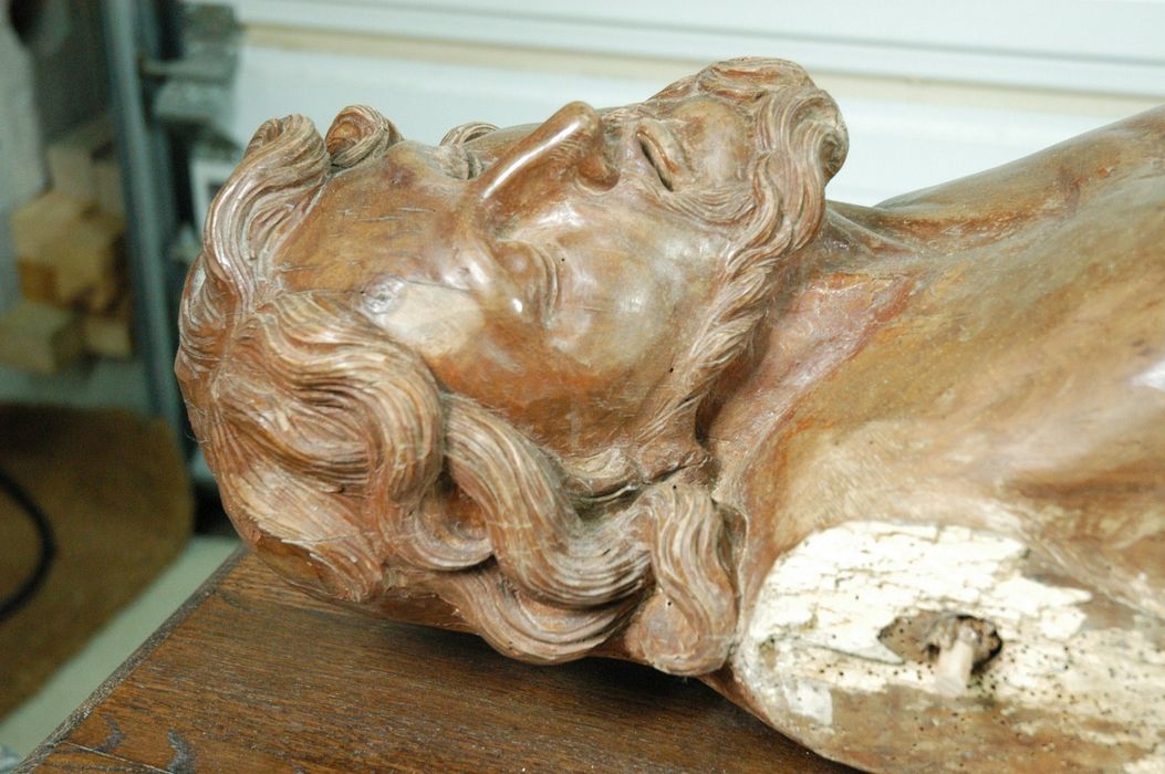 statue : Christ gisant, détail