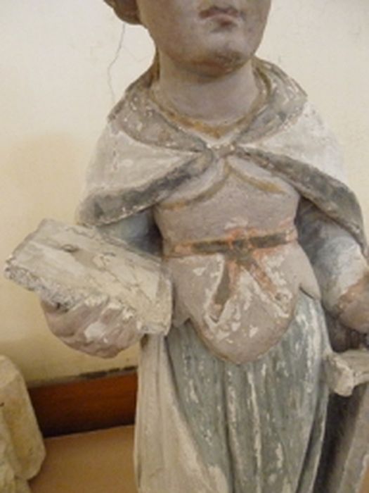 statue (statuette) : Sainte non identifiée, détail