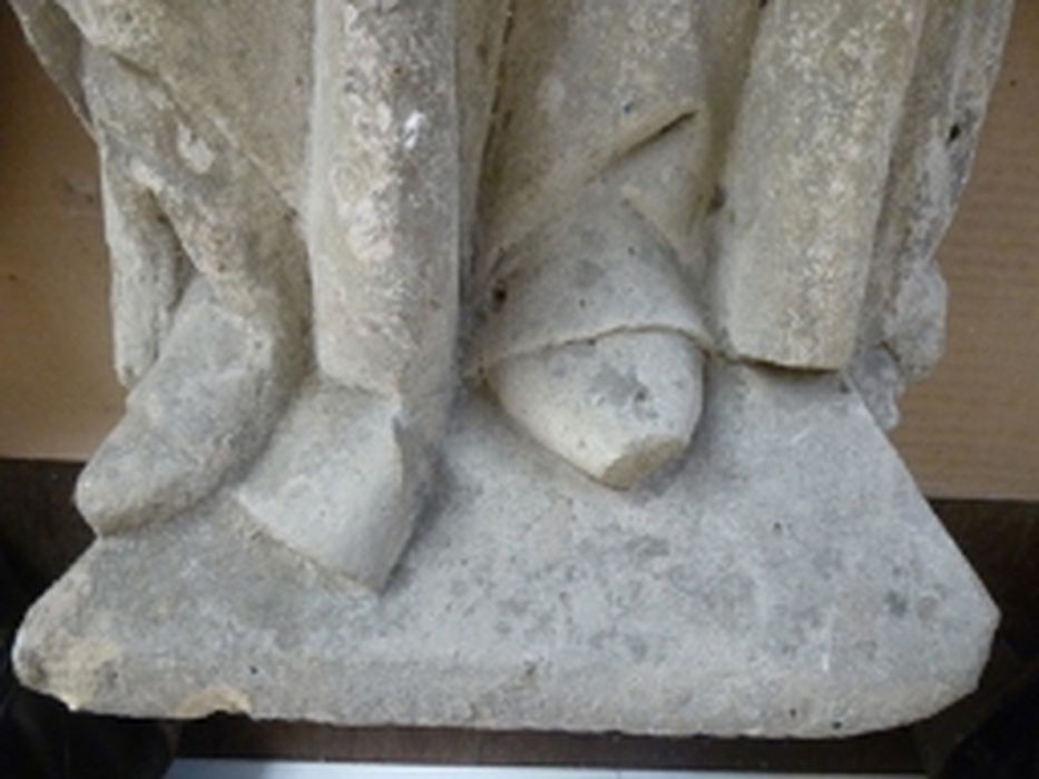 statue colonne (fragment architectural), détail