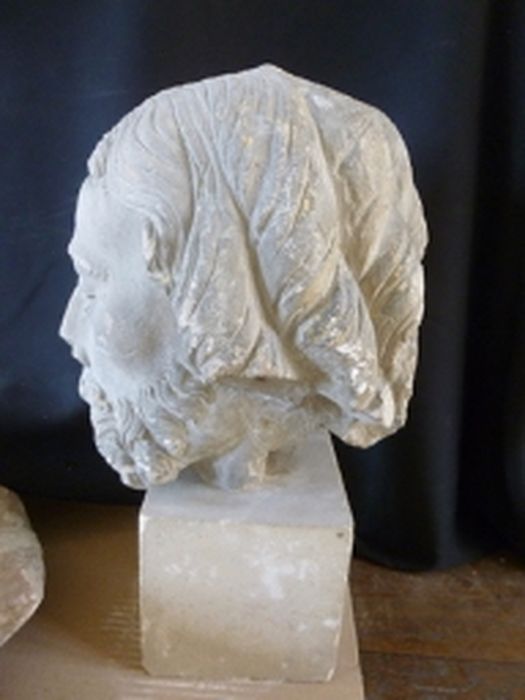 statue (statuette) : Tête (fragment), profil gauche, vue générale