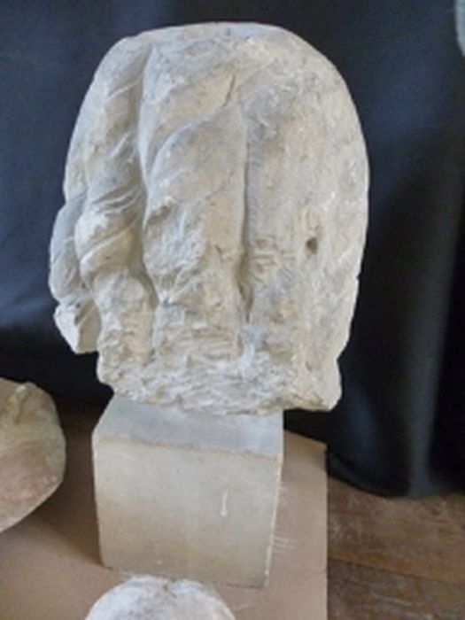 statue (statuette) : Tête (fragment), revers, vue générale