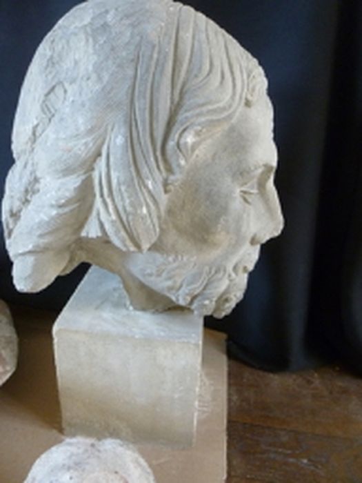 statue (statuette) : Tête (fragment), profil droit, vue générale