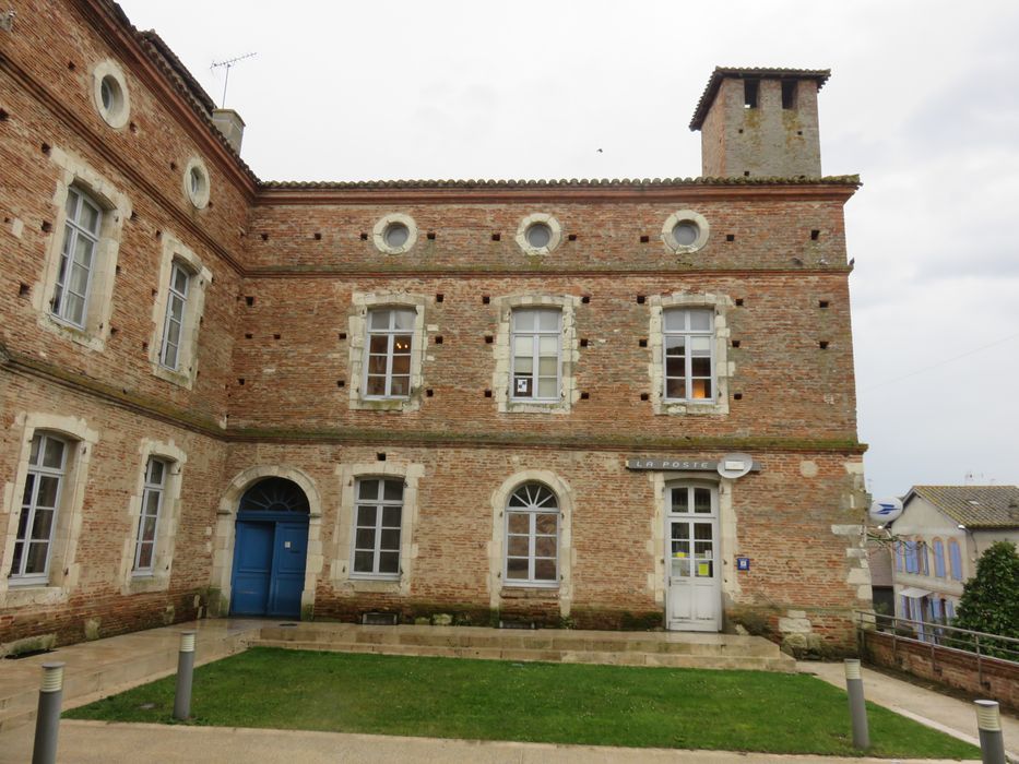 Château dit Richard Coeur de Lion : Cour intérieure, aile est, façade ouest, vue générale