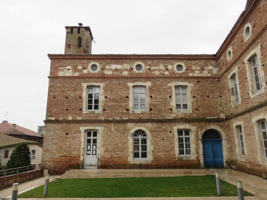 Château dit Richard Coeur de Lion : Cour intérieure, aile ouest, façade est, vue générale