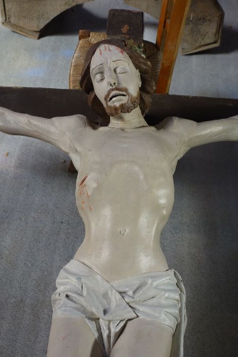 statue : Christ en croix, vue partielle