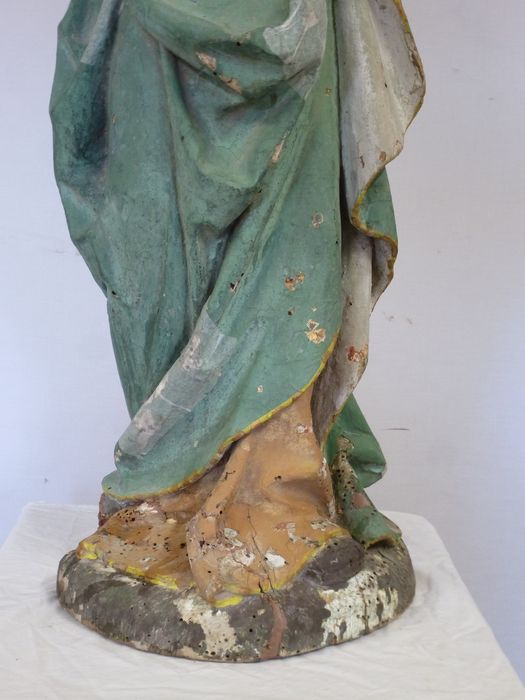 statue : Vierge du calvaire, détail du manteau