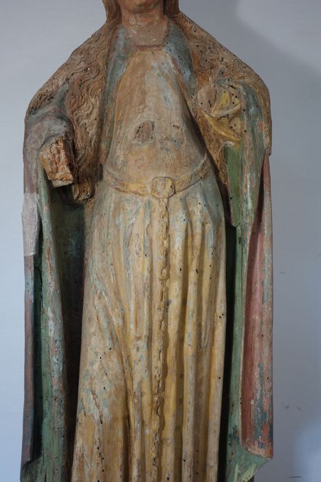 statue : Sainte Madeleine, détail du vêtement