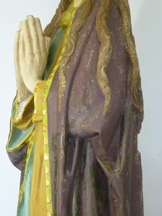 statue : Sainte Marguerite d'Antioche, détail du vêtement