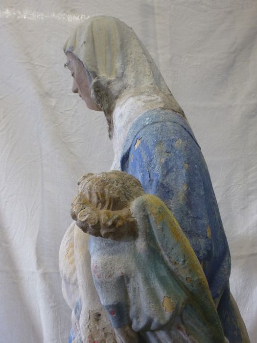 groupe sculpté : Vierge de pitié, profil gauche, vue partielle