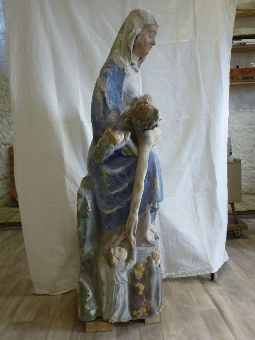 groupe sculpté : Vierge de pitié, profil droit, vue générale