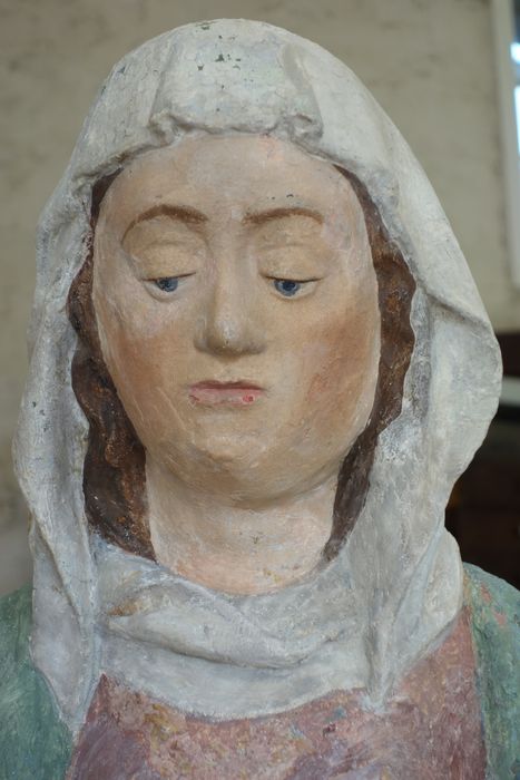 groupe sculpté : Vierge de pitié, détail du visage de la Vierge