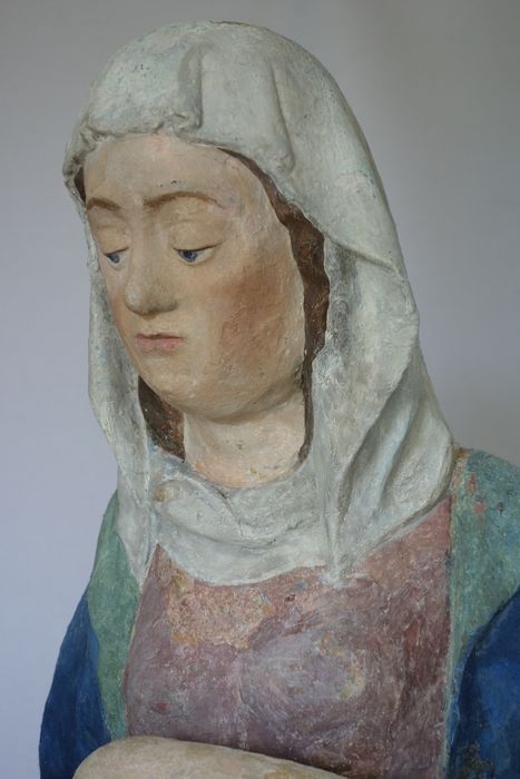 groupe sculpté : Vierge de pitié, détail du visage de la Vierge