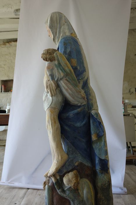 groupe sculpté : Vierge de pitié, profil gauche, vue générale