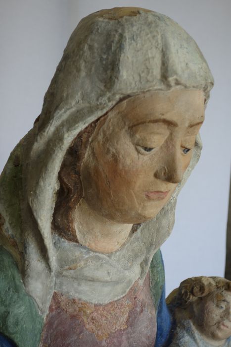 groupe sculpté : Vierge de pitié, détail du visage de la Vierge