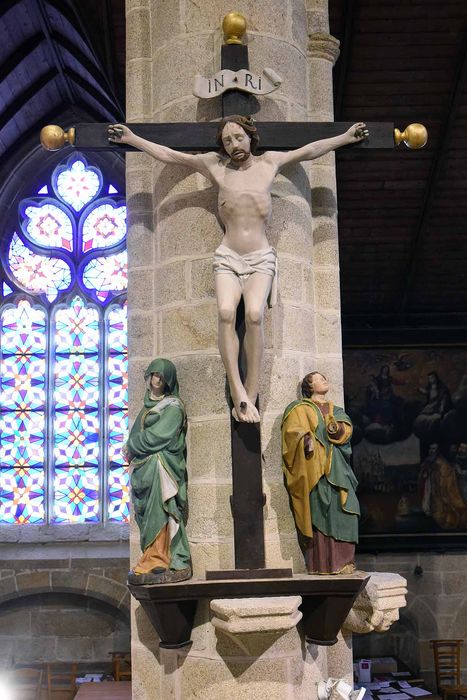 Groupe sculpté : Le Christ en Croix, la Vierge et saint Jean