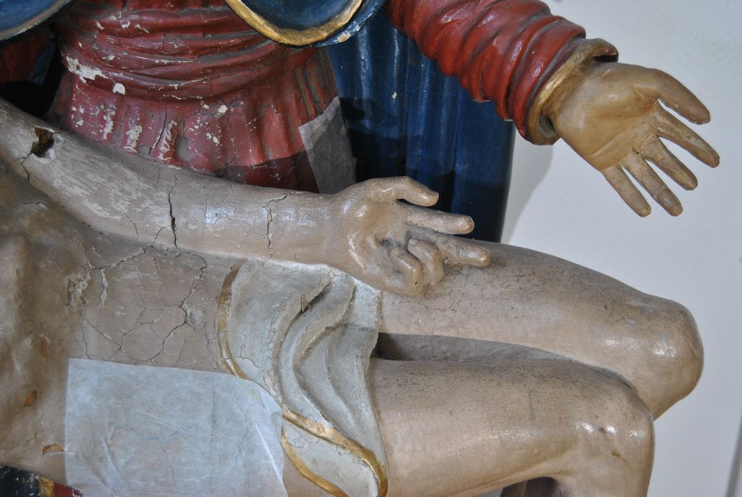 groupe sculpté : Vierge de pitié, détail