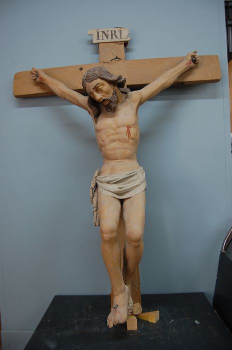 statue : Christ en croix