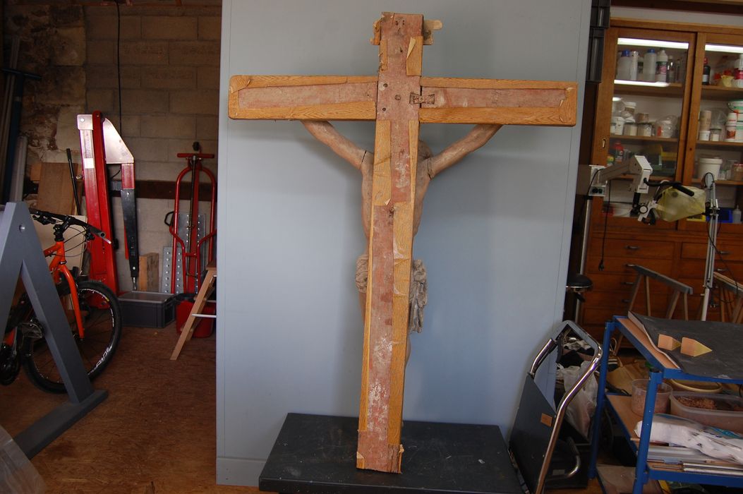 statue : Christ en croix, revers, vue générale