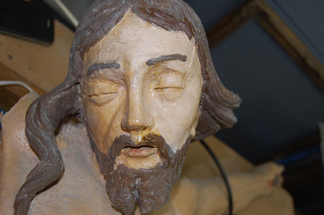 statue : Christ en croix, détail