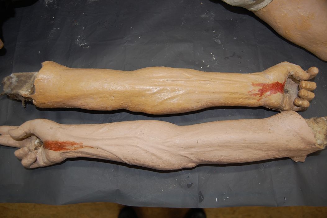 statue : Christ en croix, détail