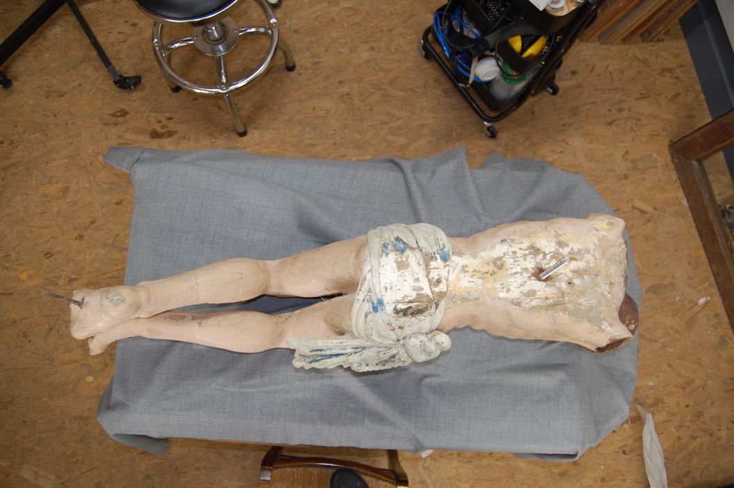 statue : Christ en croix, vue partielle