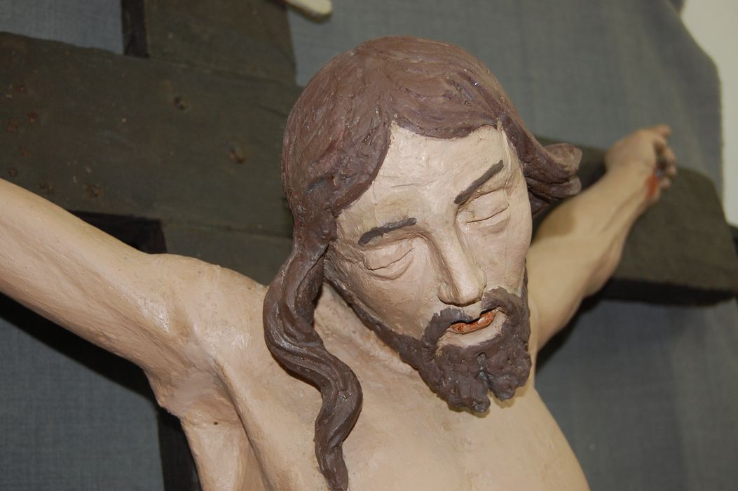 statue : Christ en croix, vue partielle