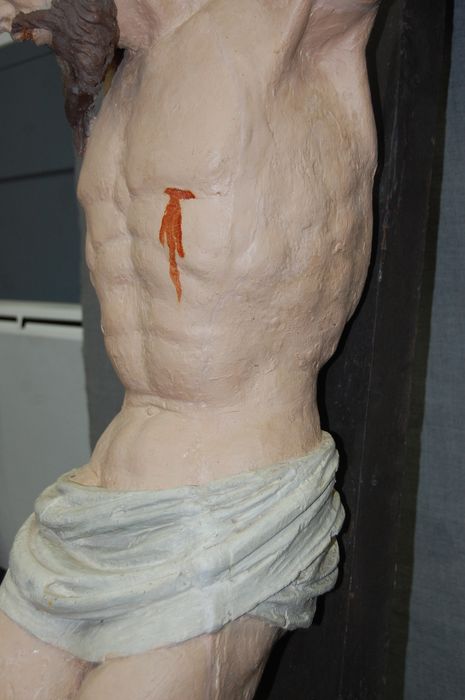 statue : Christ en croix, détail