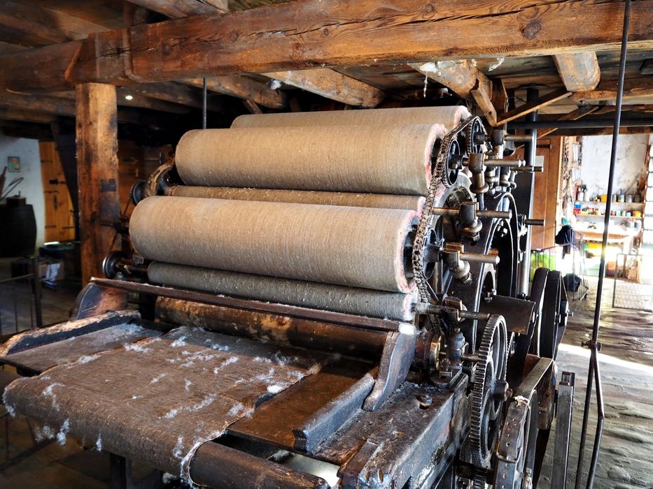 machine liée à la production industrielle (carde bobineuse), vue partielle