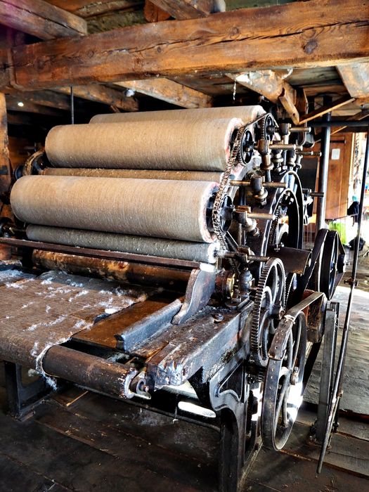 machine liée à la production industrielle (carde bobineuse), vue partielle