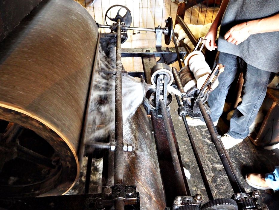 machine liée à la production industrielle (carde bobineuse), vue partielle