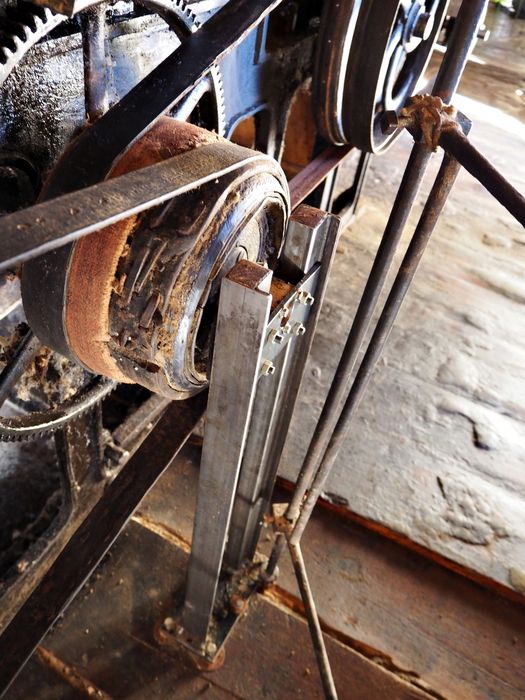 machine liée à la production industrielle (carde bobineuse), détail