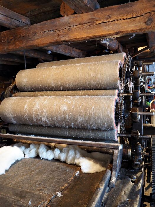 machine liée à la production industrielle (carde bobineuse), vue partielle