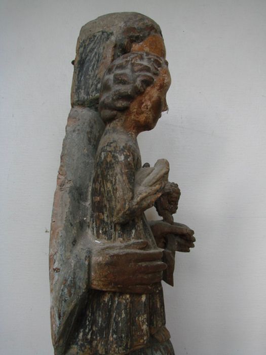 statue : Vierge à l'Enfant, profil droit, vue partielle