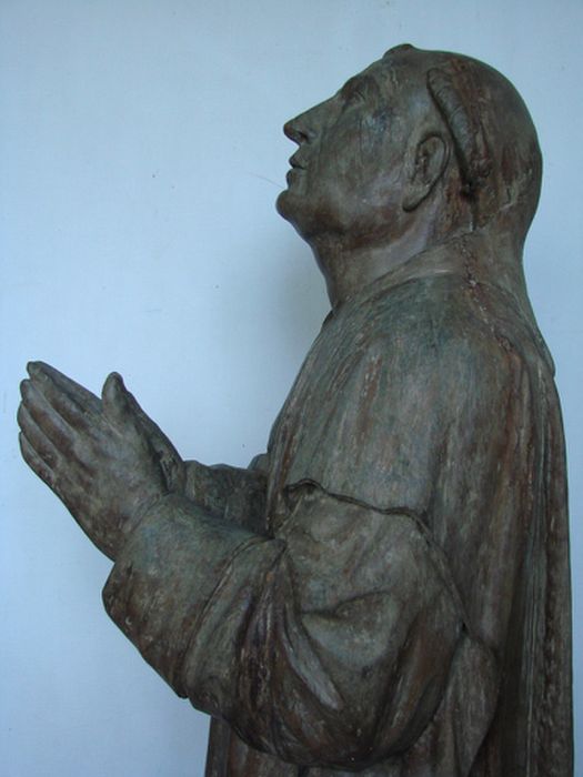 statue : Saint Bruno, profil gauche, vue partielle