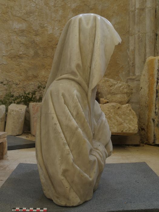 groupe sculpté (fragment) : Vierge de pitié, profil droit