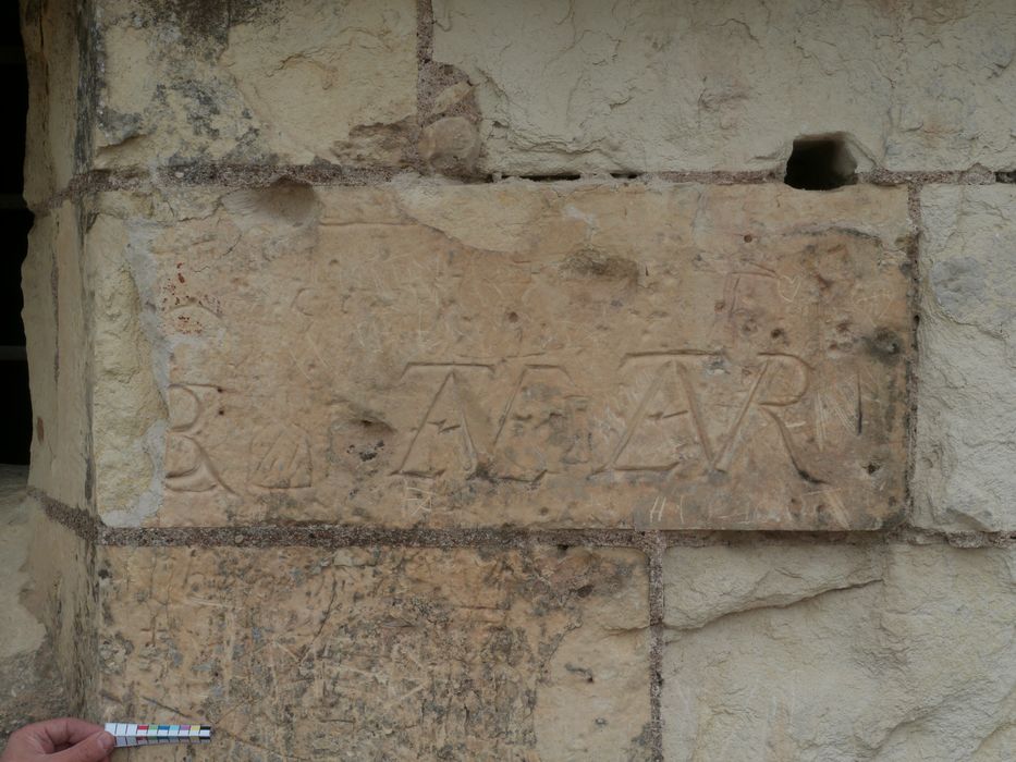 tour Heurtault, côté sud du chemin de ronde, détail du graffiti dit « le graffiti du maçon »