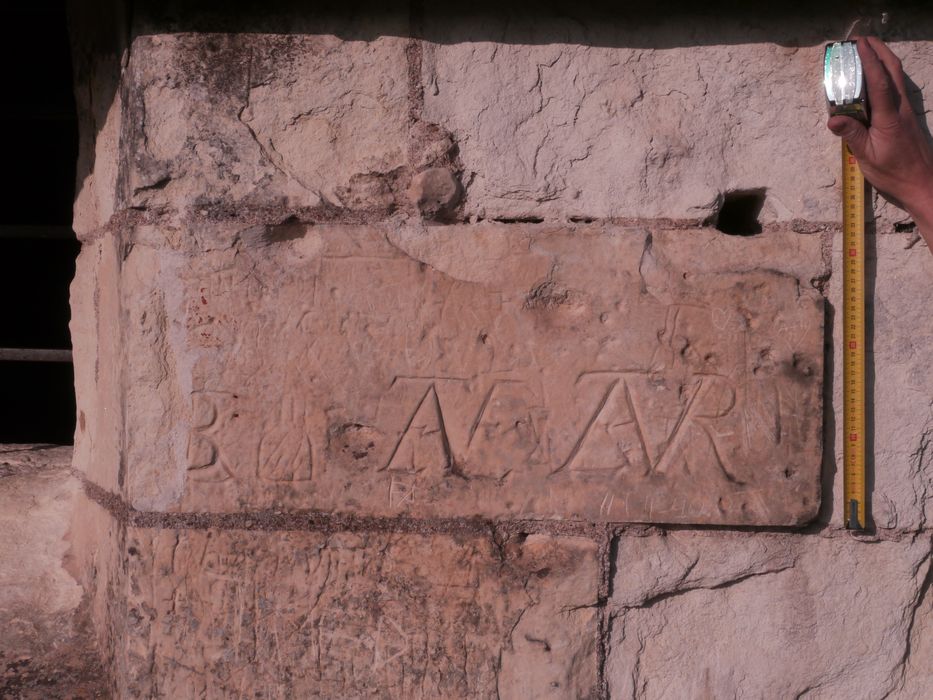 tour Heurtault, côté sud du chemin de ronde, détail du graffiti dit « le graffiti du maçon »