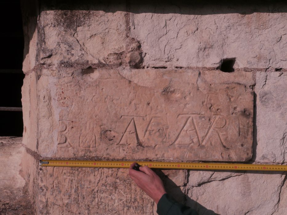 tour Heurtault, côté sud du chemin de ronde, détail du graffiti dit « le graffiti du maçon »