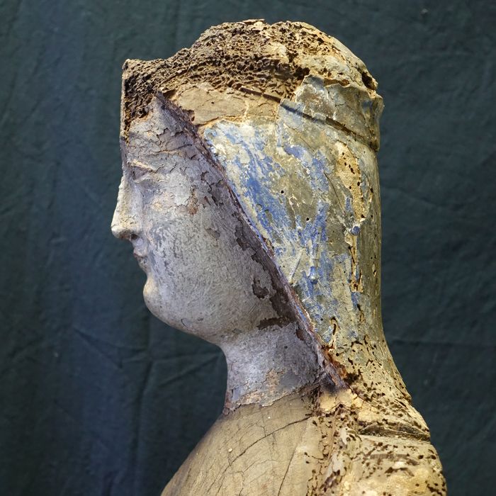 statue : Vierge à l'Enfant, profil gauche, détail - © Ministère de la Culture (France), Médiathèque du patrimoine et de la photographie (département de la documentation), tous droits réservés