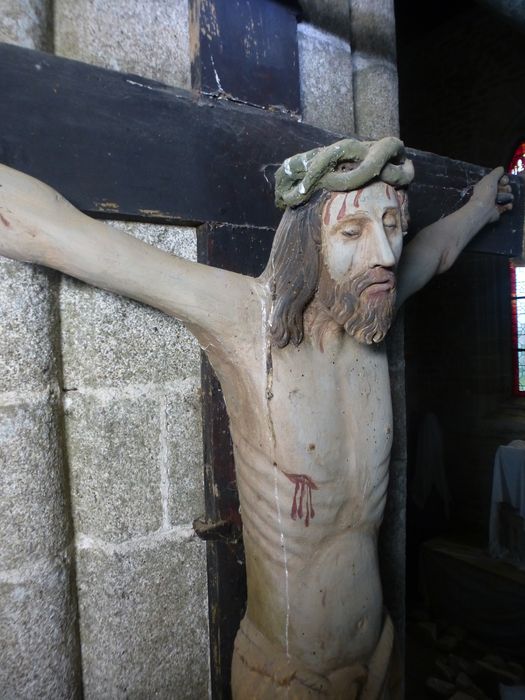 statue : Christ en croix, vue partielle