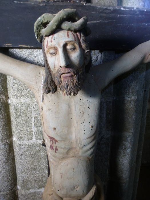 statue : Christ en croix, vue partielle