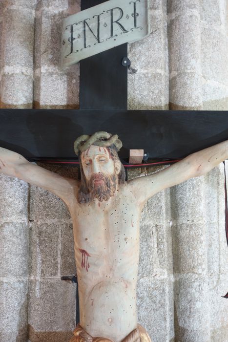 statue : Christ en croix, vue partielle